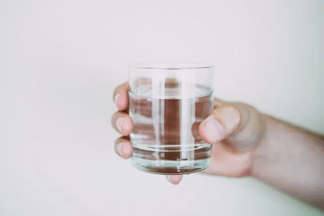Pourquoi faut-il boire un verre d&rsquo;eau au réveil ?
