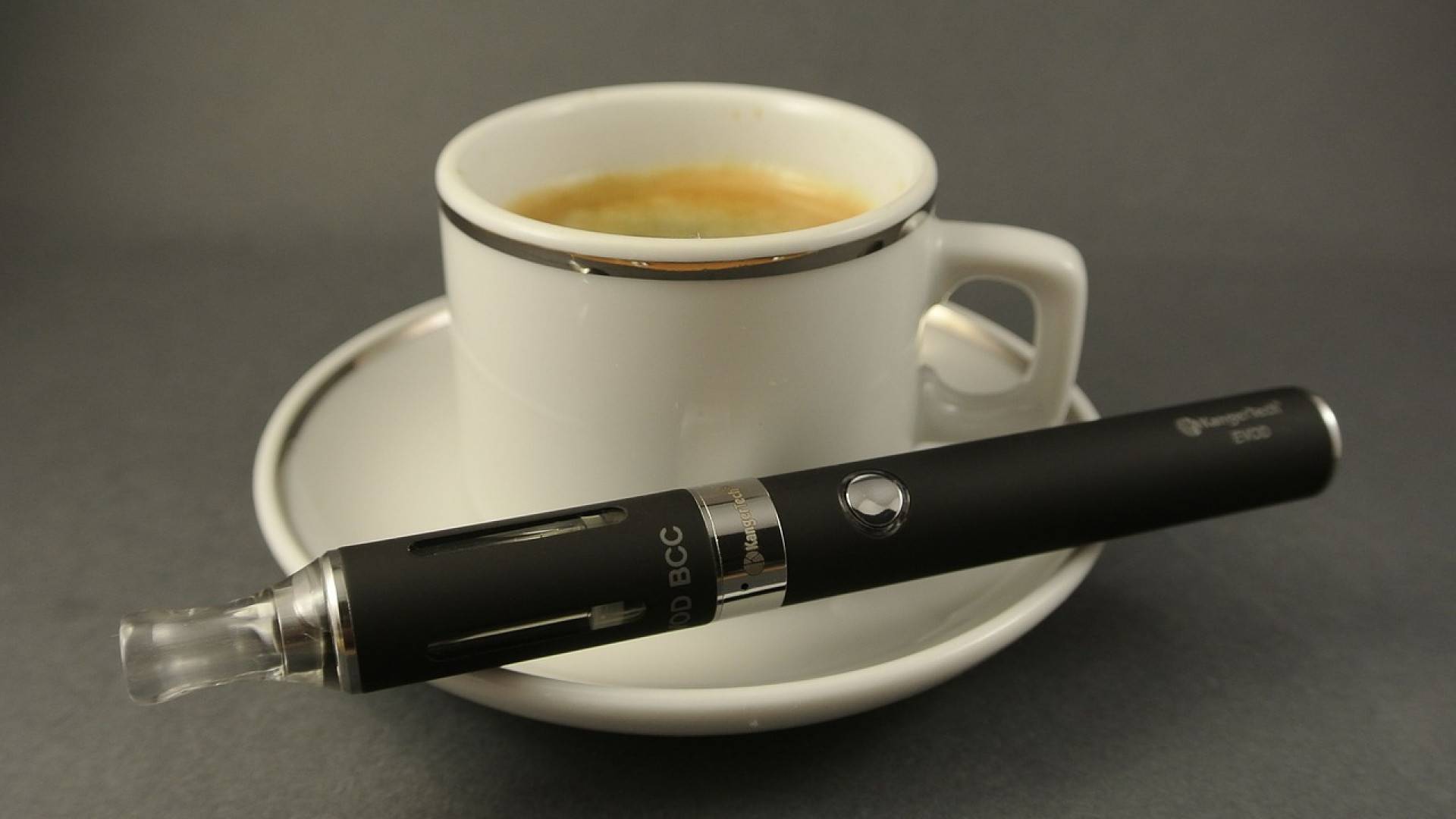 Une boutique propose une large palette de cigarettes électroniques et d’accessoires
